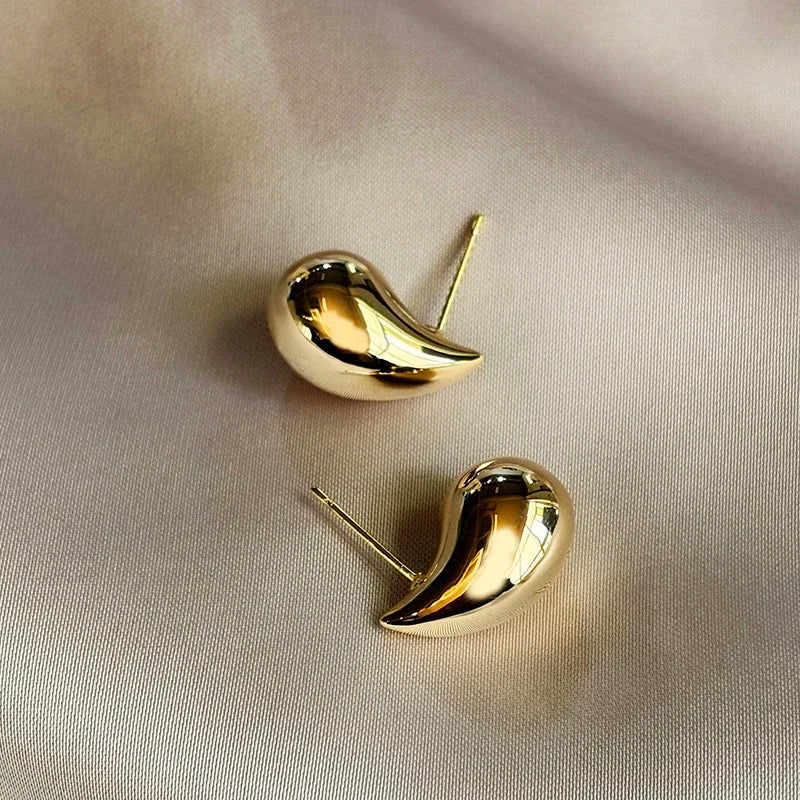 Simple Metal Gold Color Droplet Shaped Earrings for European American Womens Fashionable Design Jewelry Exquisite Accessories